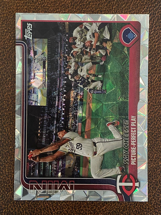Minnesota Twins - 2025 Topps Series 1 - Diamante - Twins